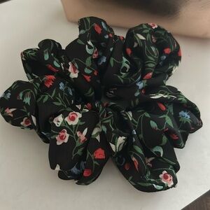 💚 3 for $10 💚 Large Floral Scrunchie